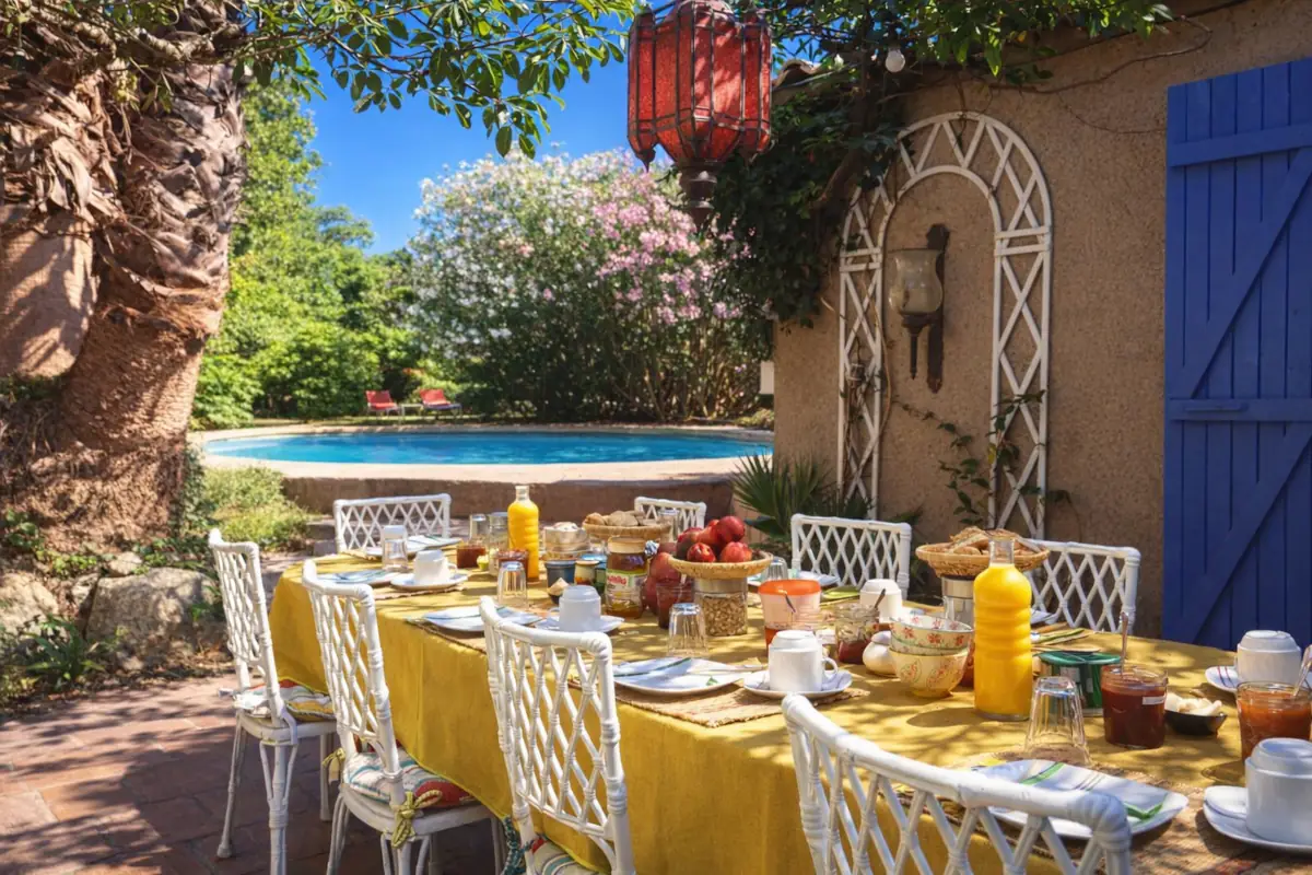 L'Amandari Provence Holidays - Petit déjeuner en terrasse à la maison d'hôtes dans le Golfe de Saint-Tropez