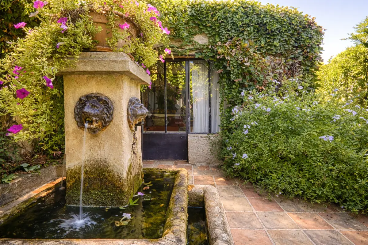 L'Amandari Provence Holidays - Fontaine de jardin de la maison d'hôtes dans le Golfe de Saint-Tropez