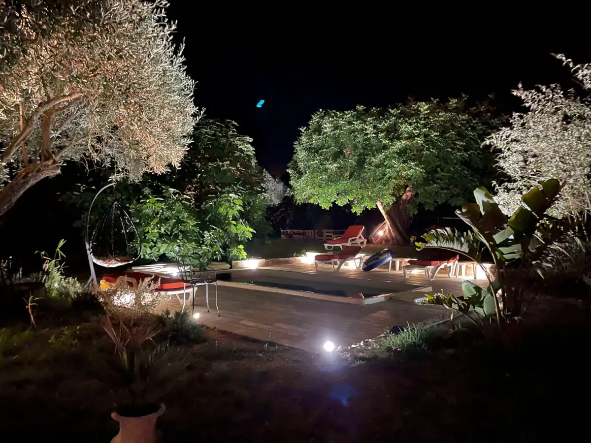 Détente à la piscine de l'Amandari Provence holidays