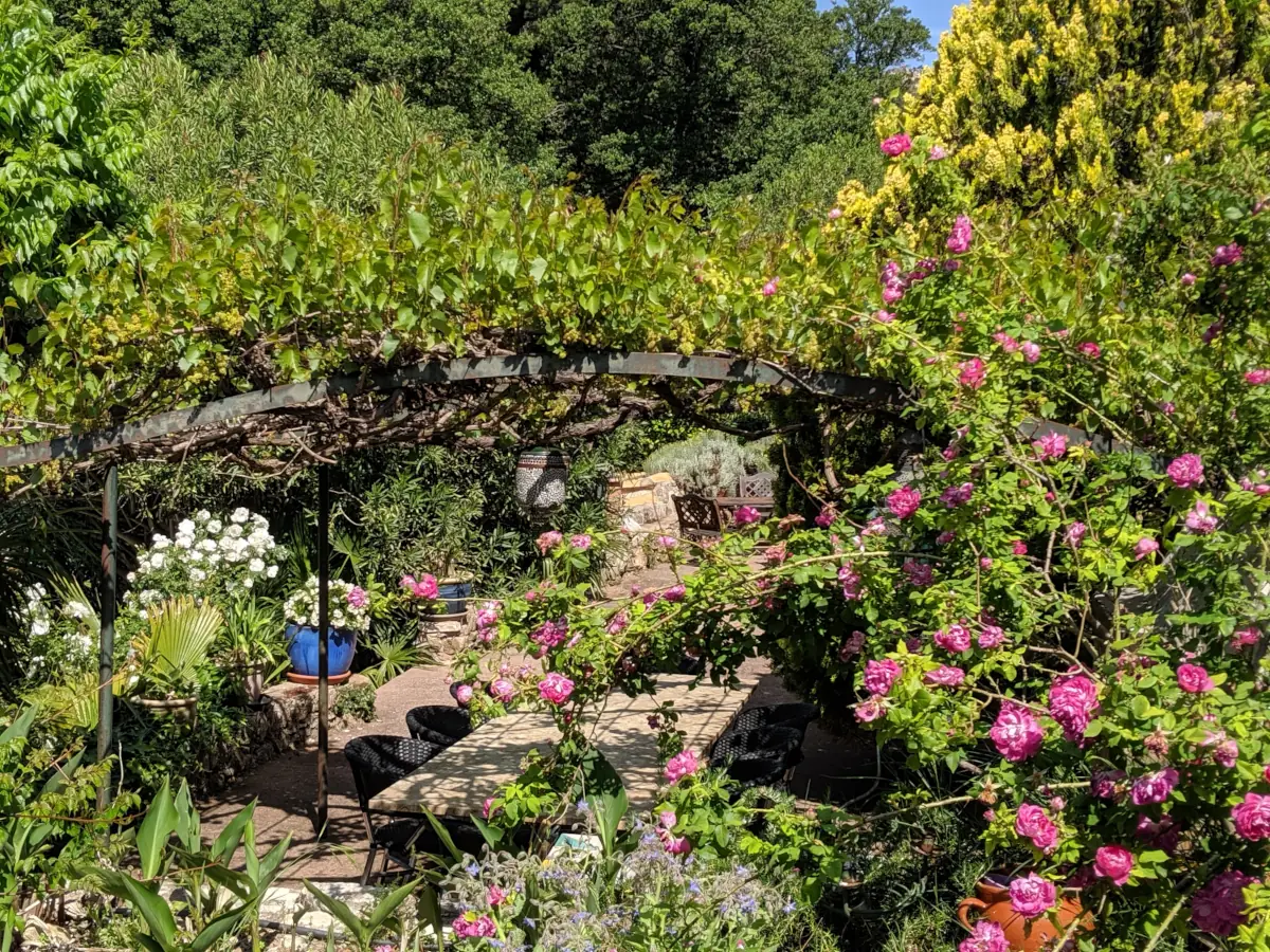 Détente dans le jardin de l'Amandari Provence holidays