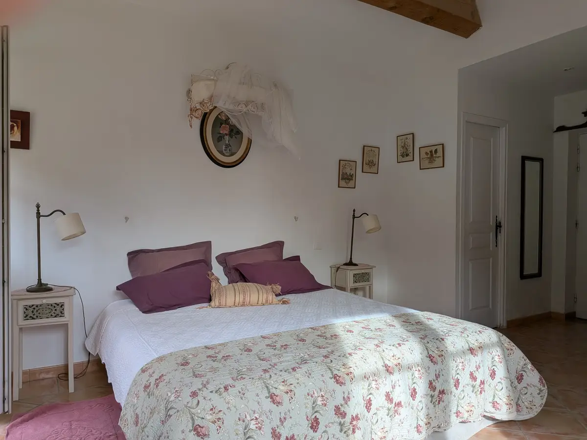 Chambre Rose du gîte à L'Amandari - Provence Holidays