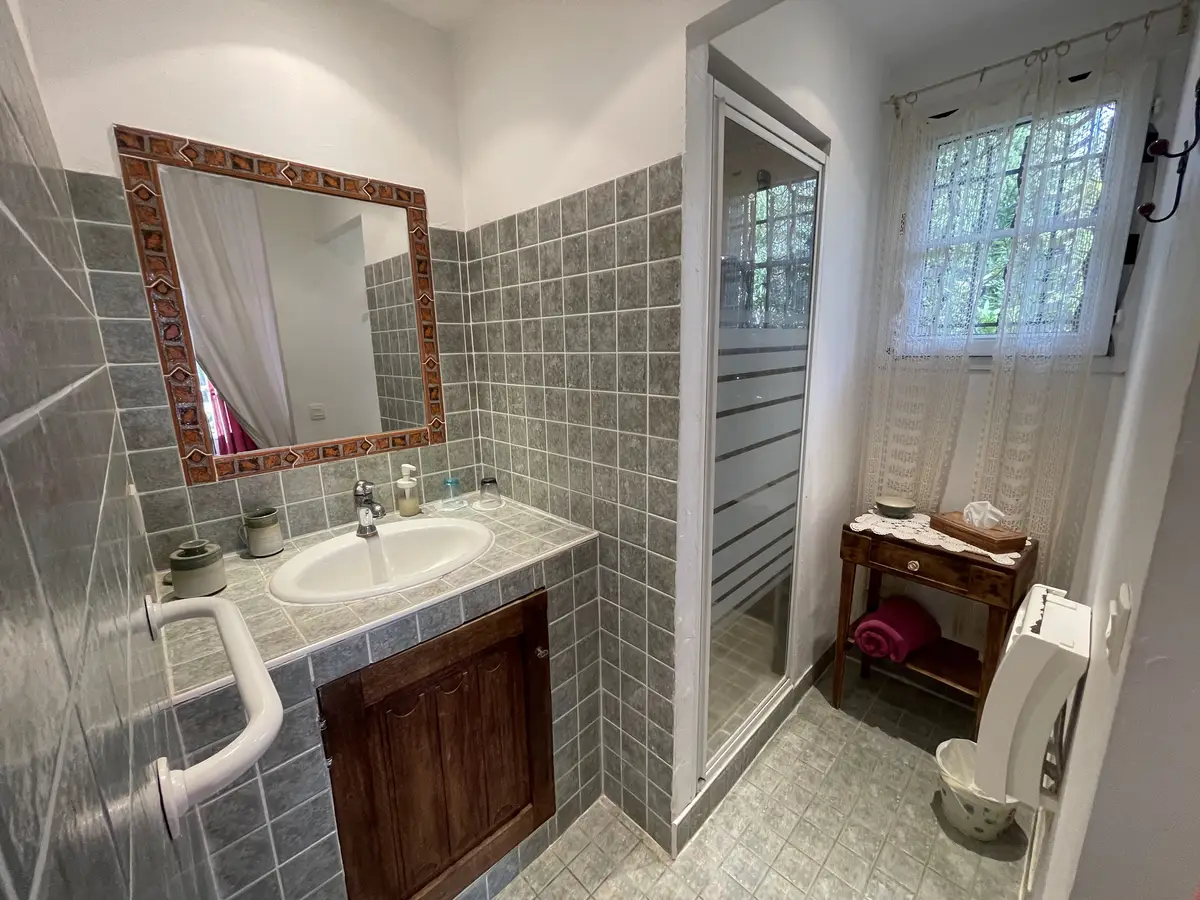 Salle de bain de la Chambre Figue du gîte L'Amandari - Provence Holidays