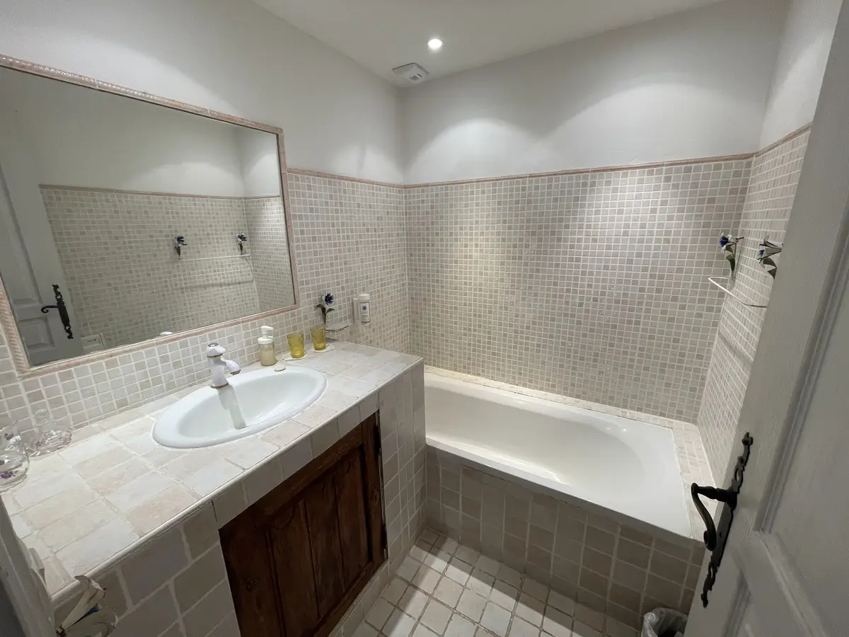 Salle de bain de la Chambre Jasmin à L'Amandari - Provence Holidays