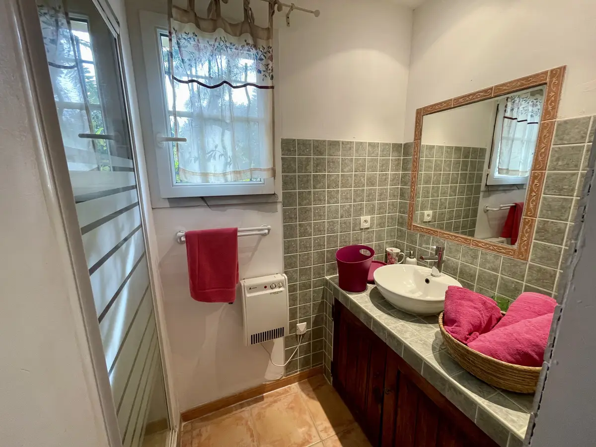 Salle de bain de la chambre Rose du gîte à L'Amandari - Provence Holidays